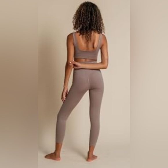 Like New Girlfriend Collective Compressive 7/8 Leggings in Limestone - Picture 2 of 11